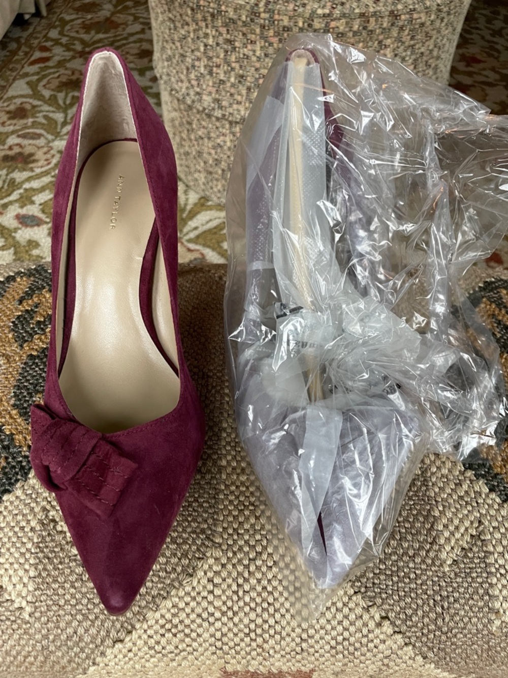 Ann Taylor Violetta Suede Bow Pumps – Vino – Size 9 – New/Unworn